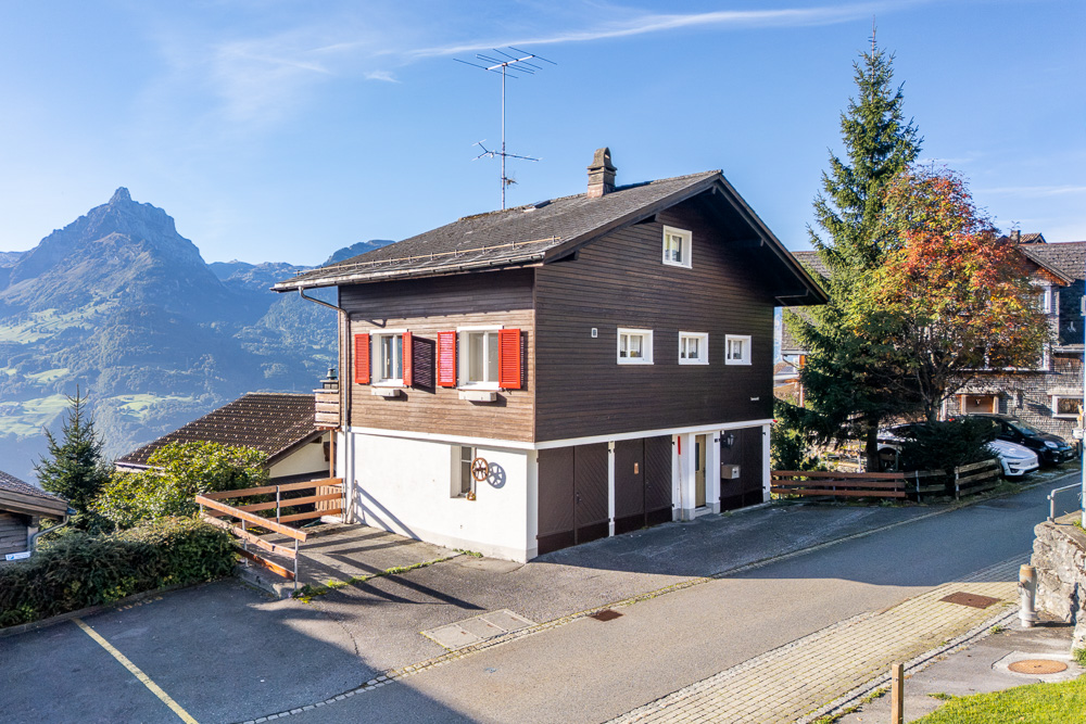 Berghaus mit Alpenblick