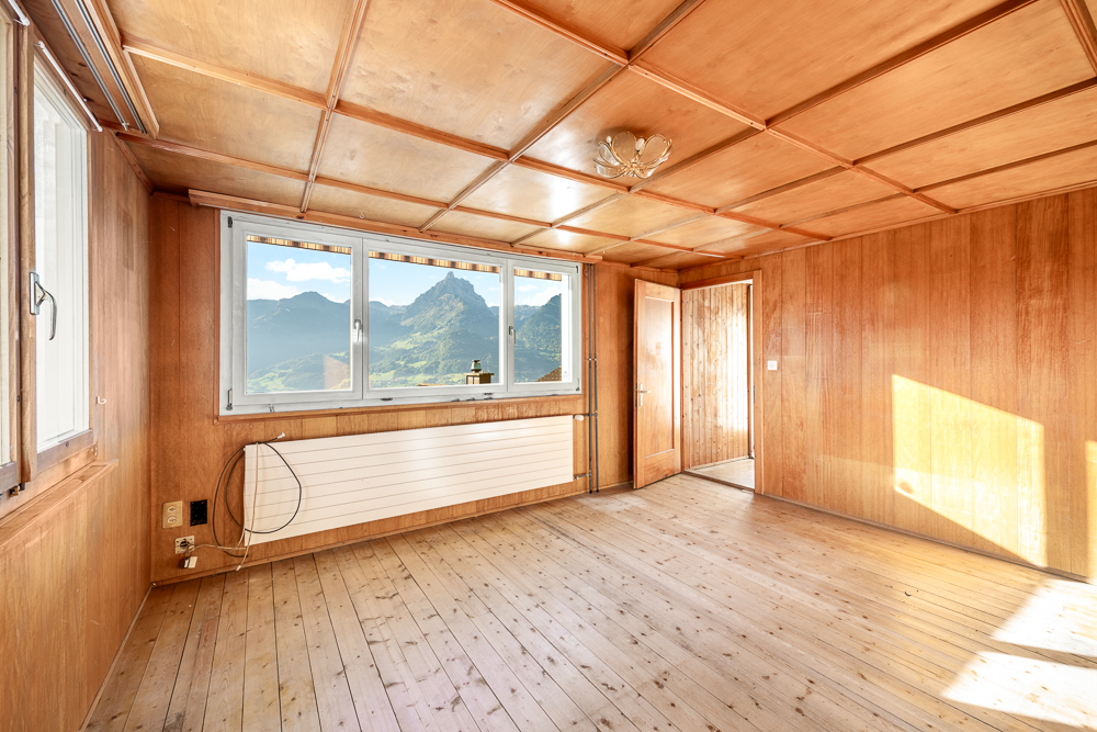 Holzvertäfelter Raum mit Bergblick