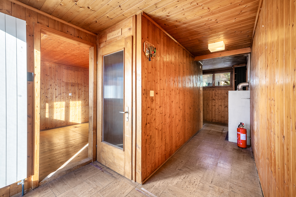 Holzverkleideter Flur mit angrenzenden Räumen