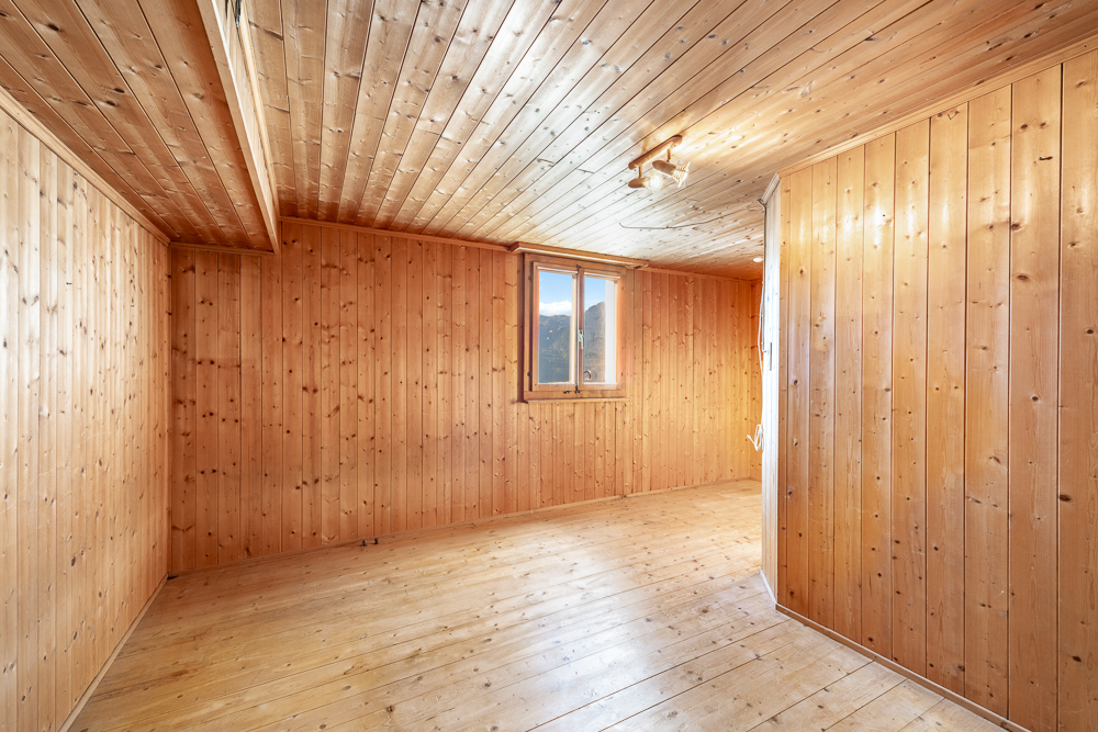 Holzvertäfelter leerer Raum