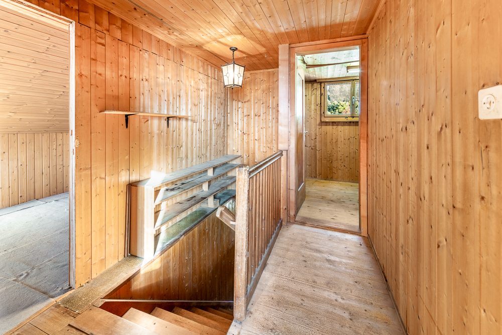 Holzvertäfelter Flur mit Treppenabgang