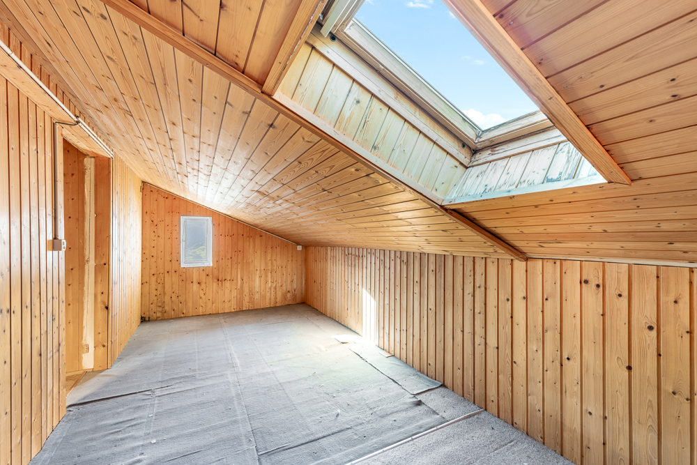 Ausgebauter Dachboden mit Holzverkleidung