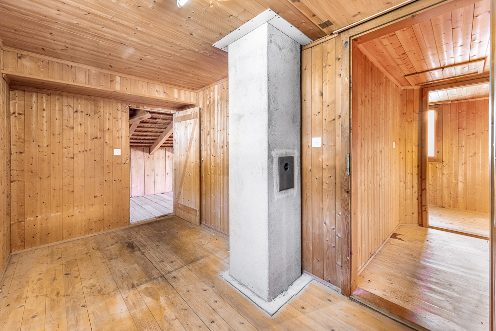 Holzverkleideter Innenraum mit Kaminzug
