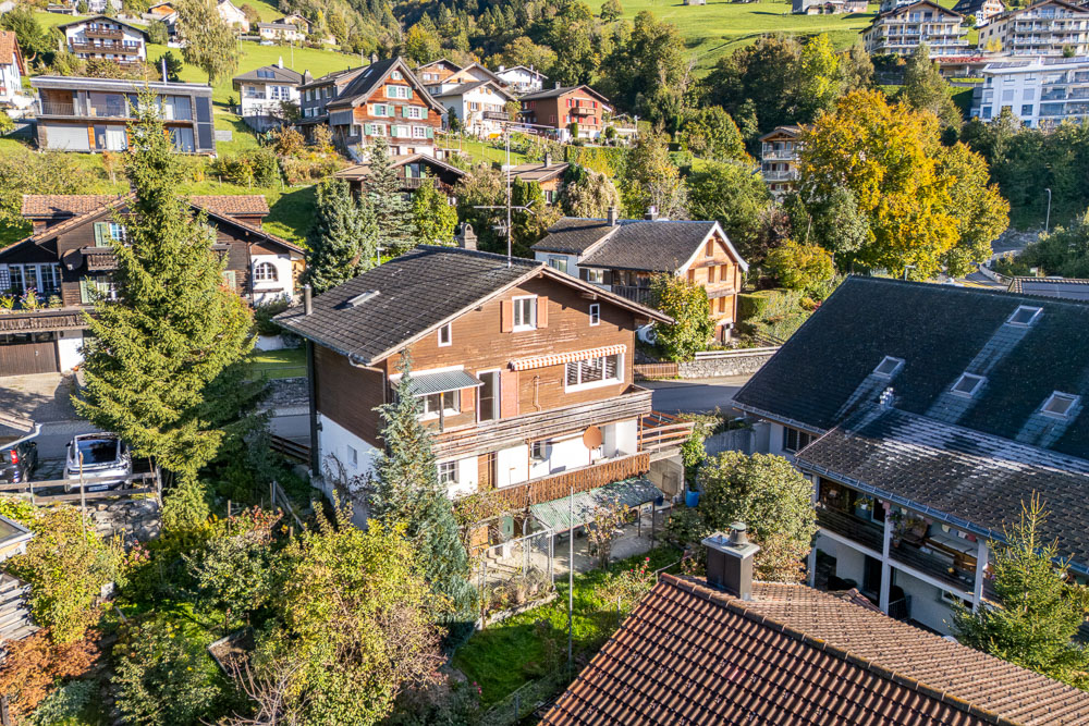 Bergiges Wohnquartier mit Einfamilienhäusern