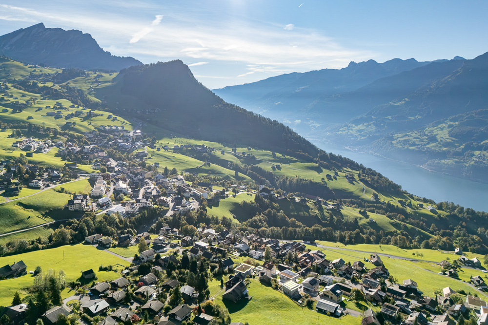 Alpenpanorama über Tal und See