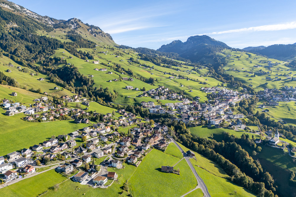 Alpenlandschaft mit Talort