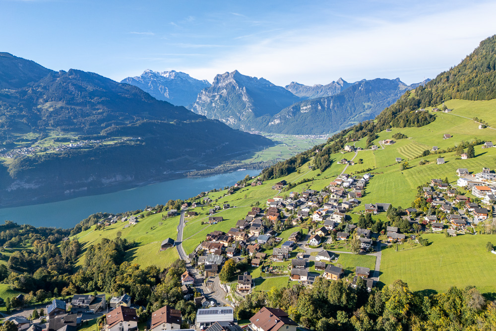 Alpenlandschaft mit See und Dorf