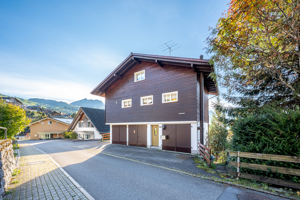 Holzhaus mit Bergblick