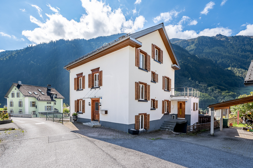 Alpines Wohnhaus mit Bergpanorama