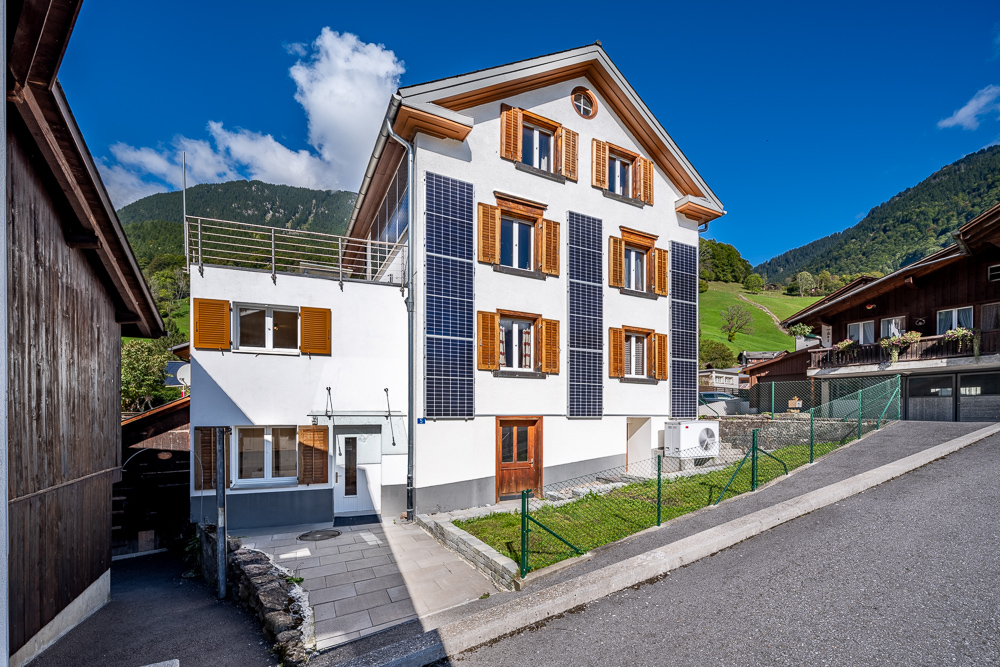 Wohnhaus mit Solarpaneelen und Bergblick