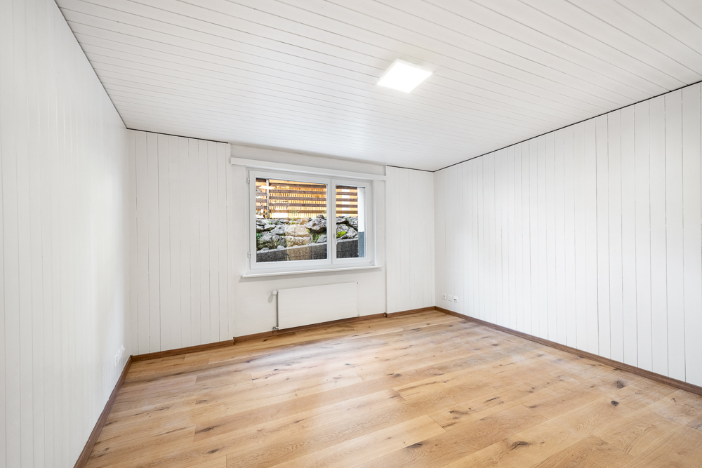 Heller leerer Raum mit Holzoptikboden