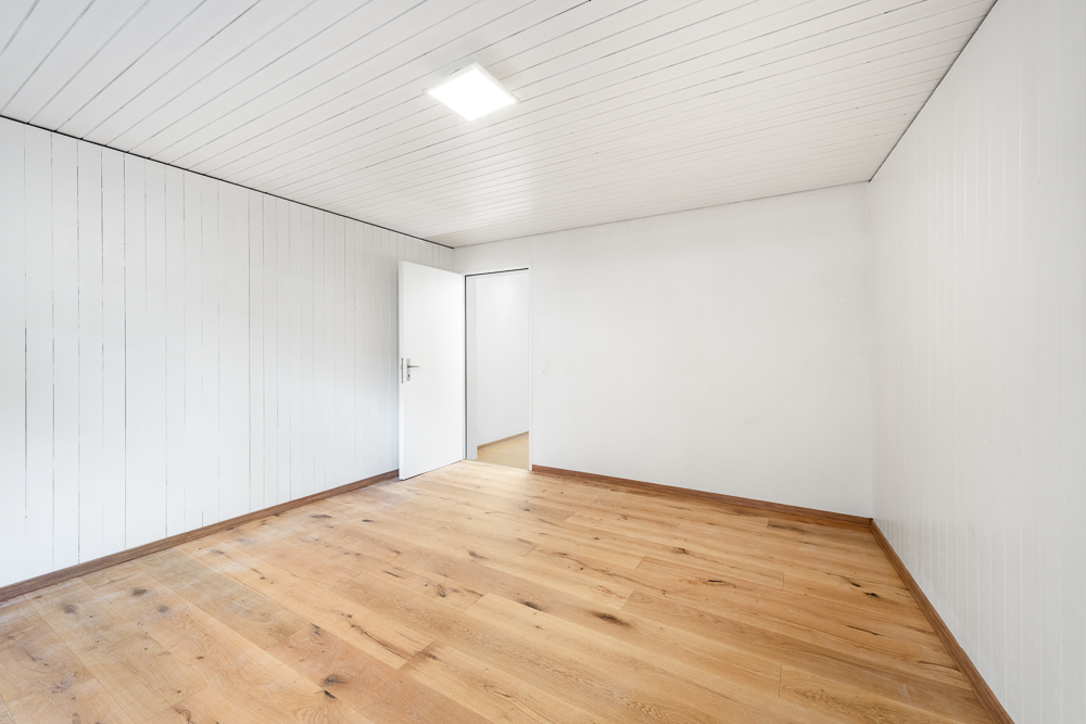 Heller leerer Raum mit Holzboden
