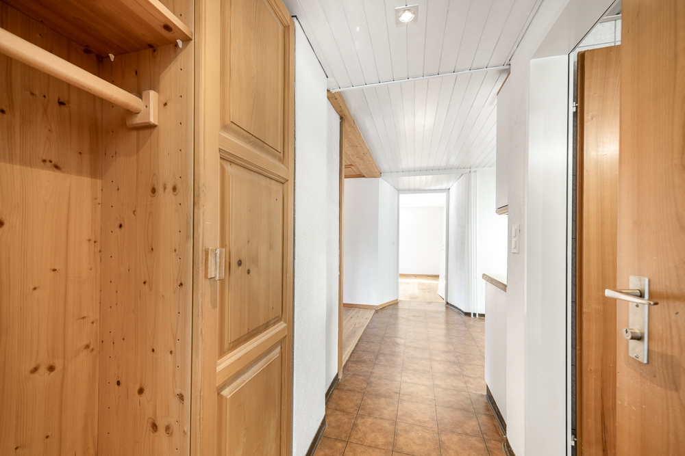 Heller Flur mit Holzdetails