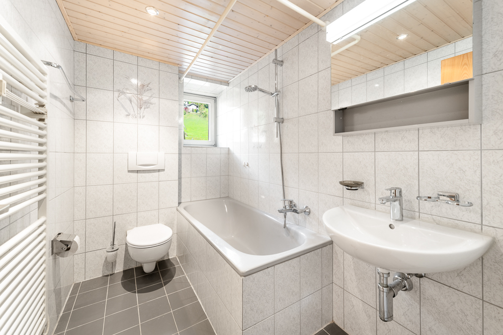 Modernes Badezimmer mit Wanne und Waschtisch
