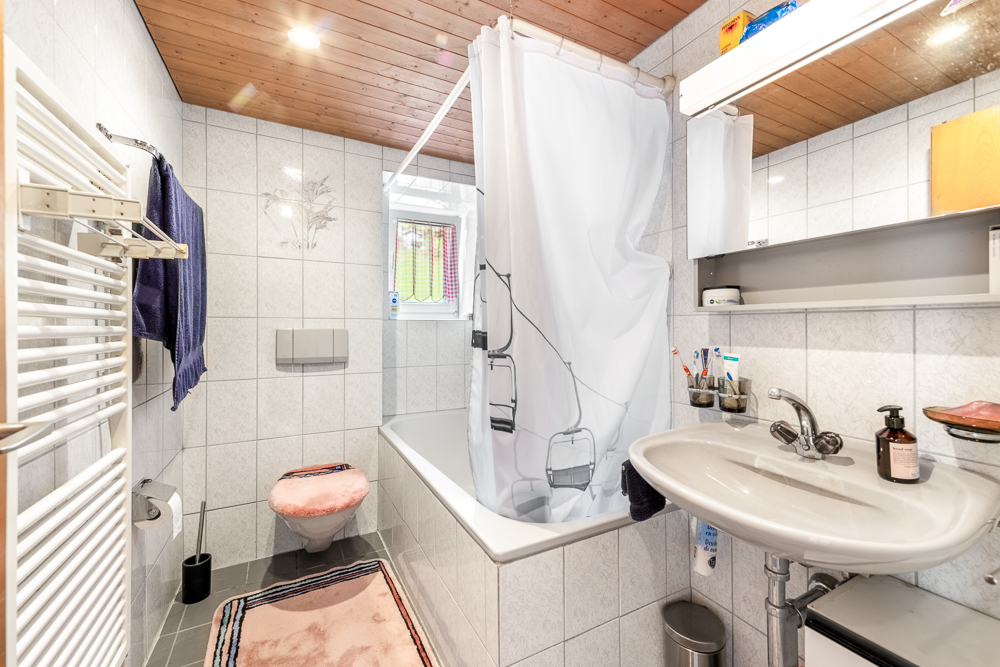 Modernes Badezimmer mit Badewanne und Waschbecken