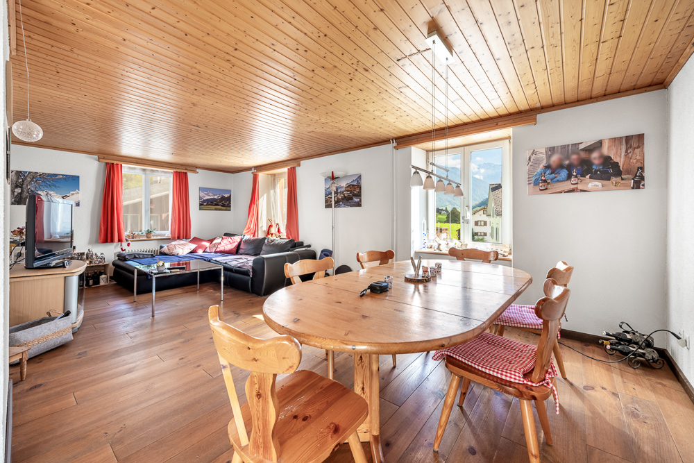Wohn- und Esszimmer in alpinem Stil