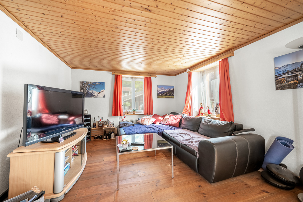Wohnzimmer mit Holzdecke und L-Sofa