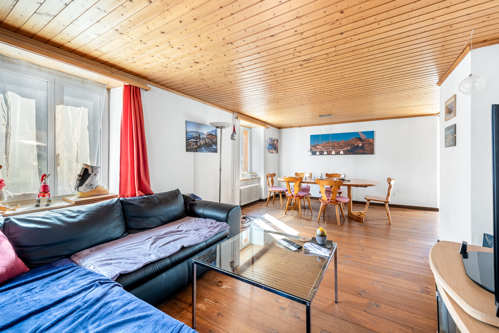 Wohn- und Essbereich mit Holzdecke