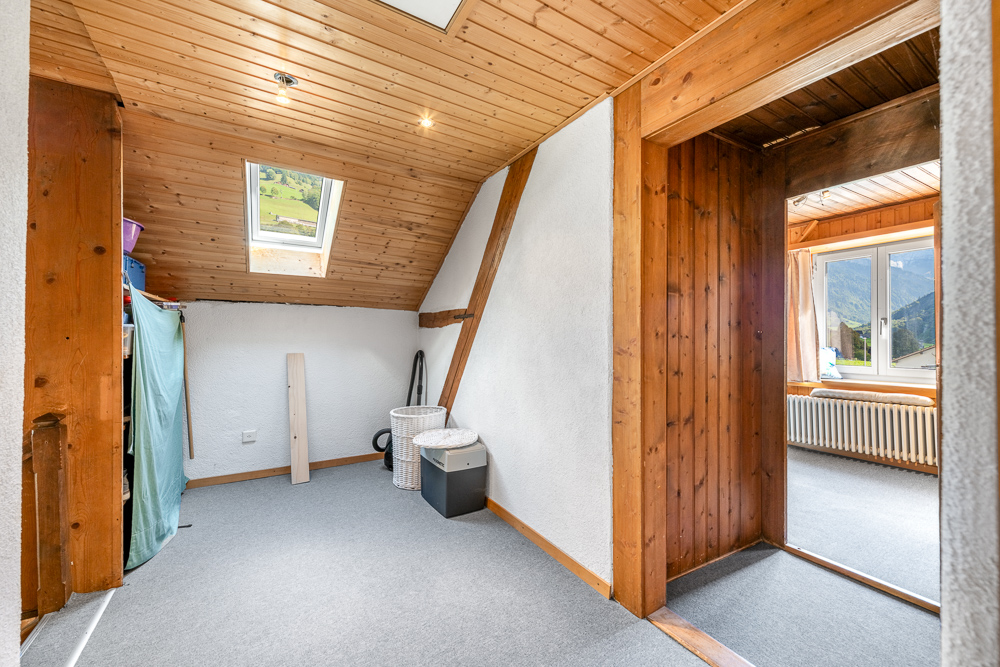 Dachgeschosszimmer mit Holzverkleidung