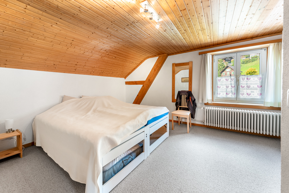 Dachgeschoss-Schlafzimmer mit Holzdecke