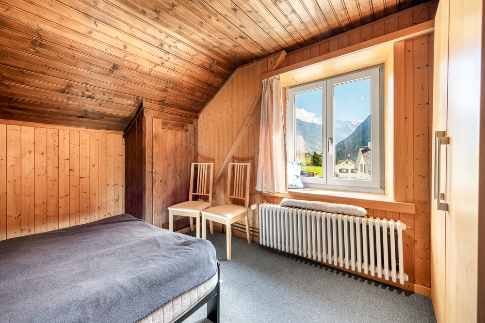 Gemütliches Holz-Schlafzimmer mit Bergblick