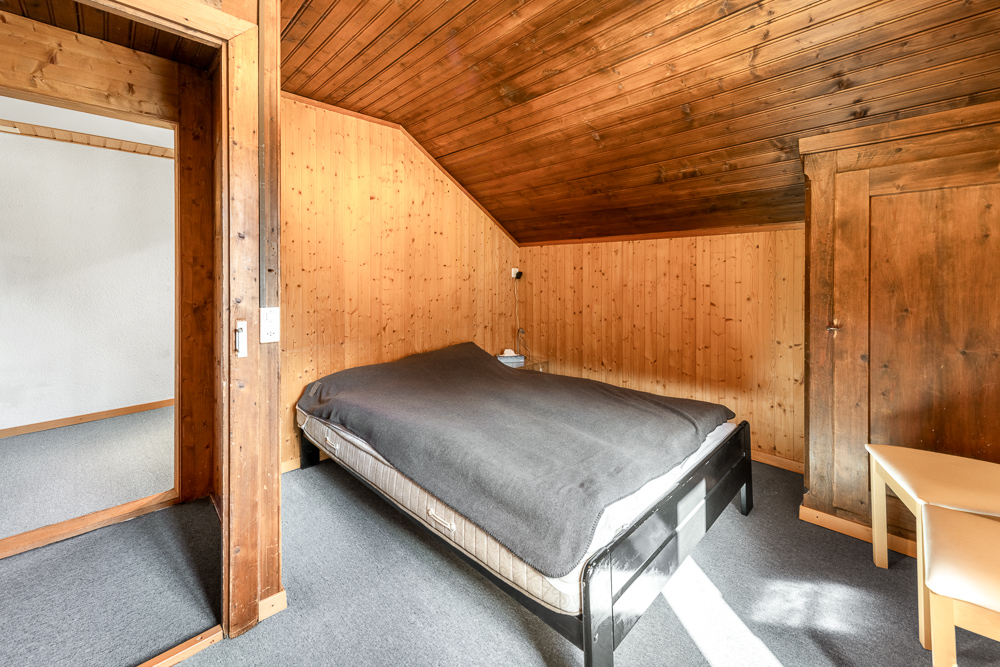 Schlafzimmer mit Holzverkleidung