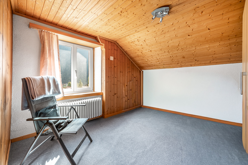 Heller Dachraum mit Holzdecke