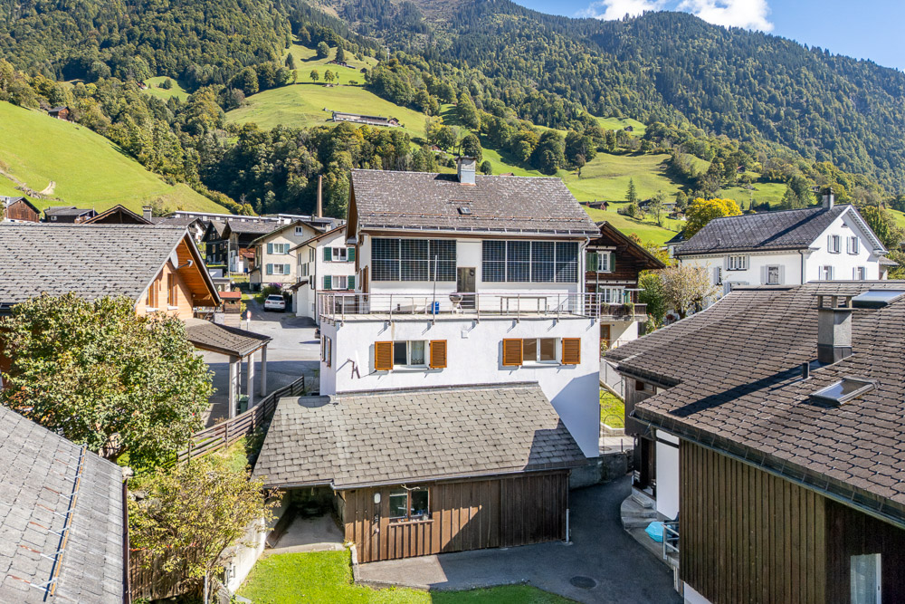 Dorf- und Bergpanorama mit Wohnhäusern