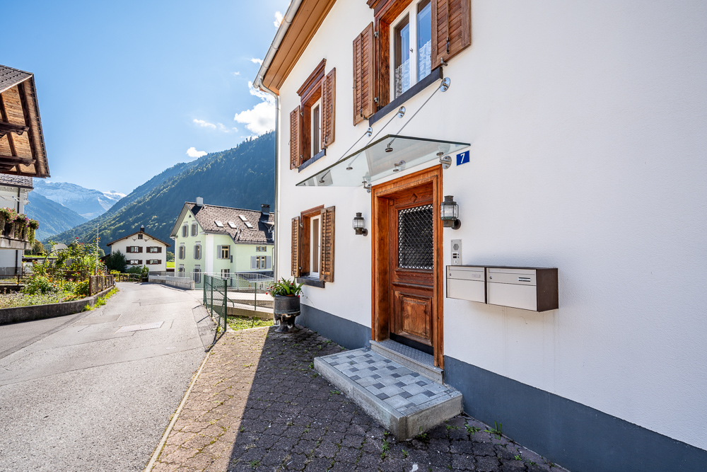Hausfassade mit Eingang in Berglage