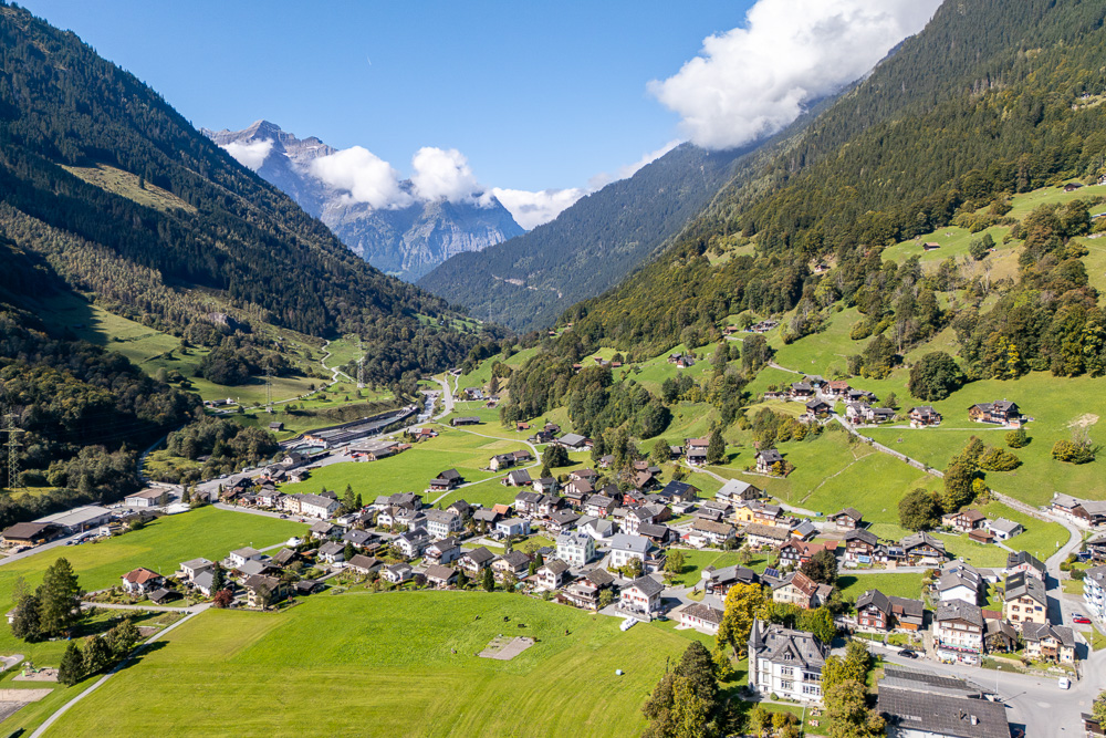 Alpines Tal mit Dorfansicht