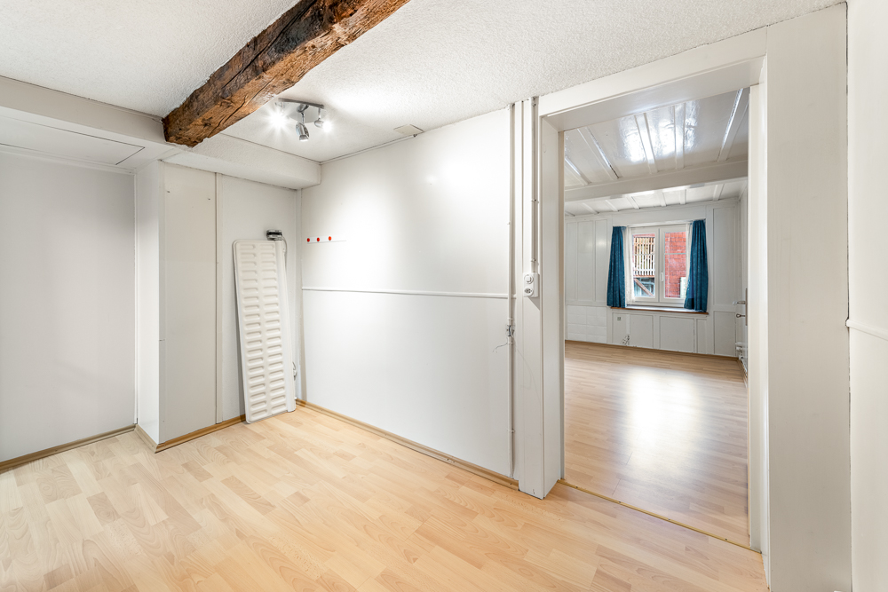 Heller Innenraum mit Holzbalken und Durchgang