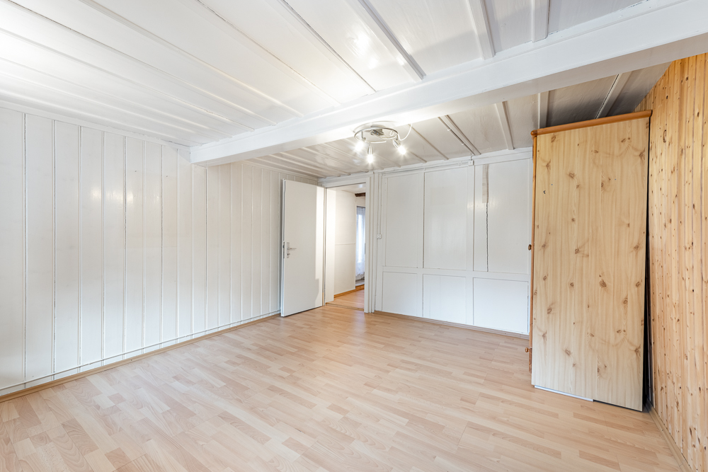 Heller leerer Raum mit Holzfußboden