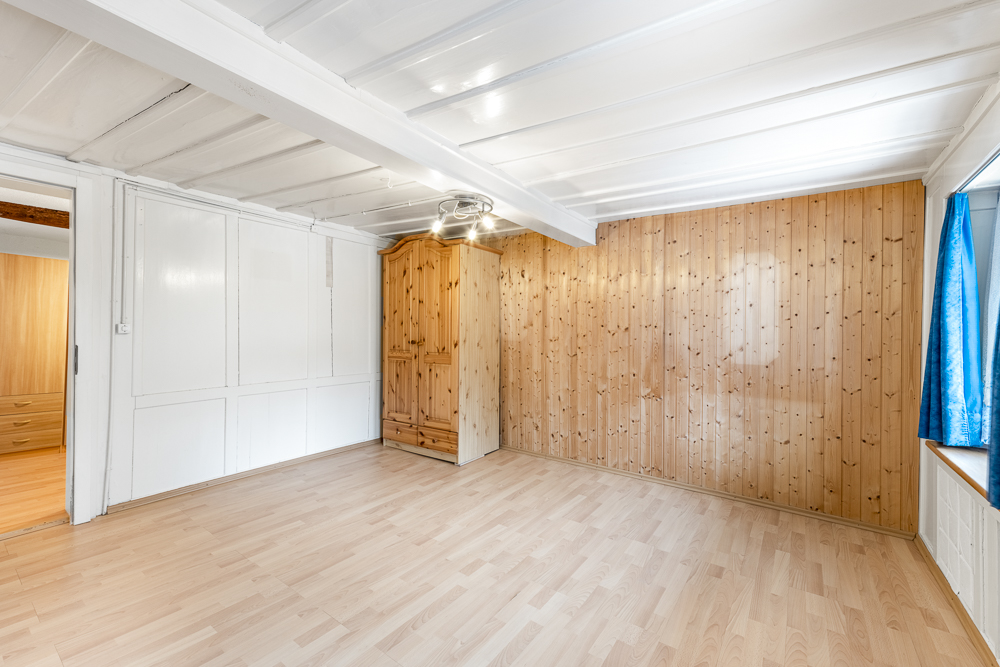 Heller Innenraum mit Holzvertäfelung
