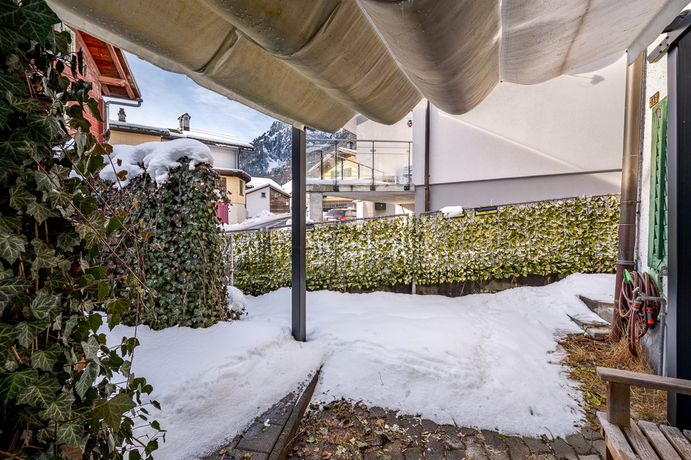 Verschneiter Außenbereich mit Blick auf Berge