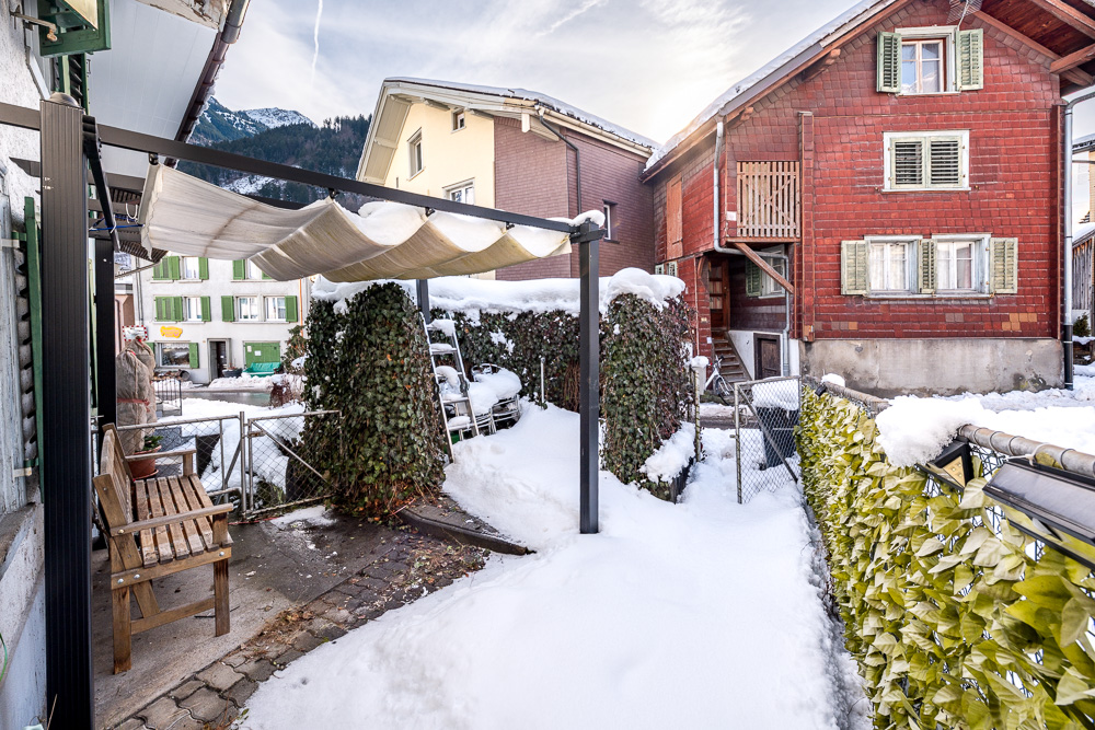 Verschneite Terrasse mit Pergola