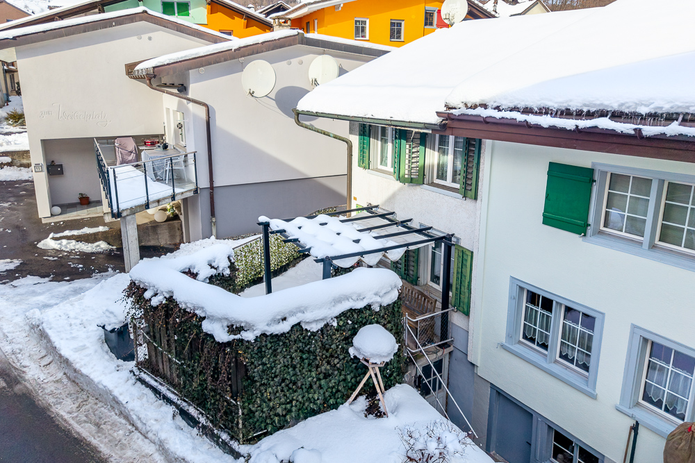 Verschneiter Innenhof mit Wohnhäusern