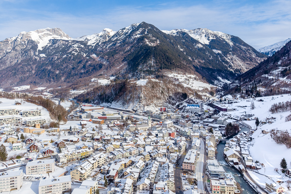Schneebedeckte Alpenstadt im Tal