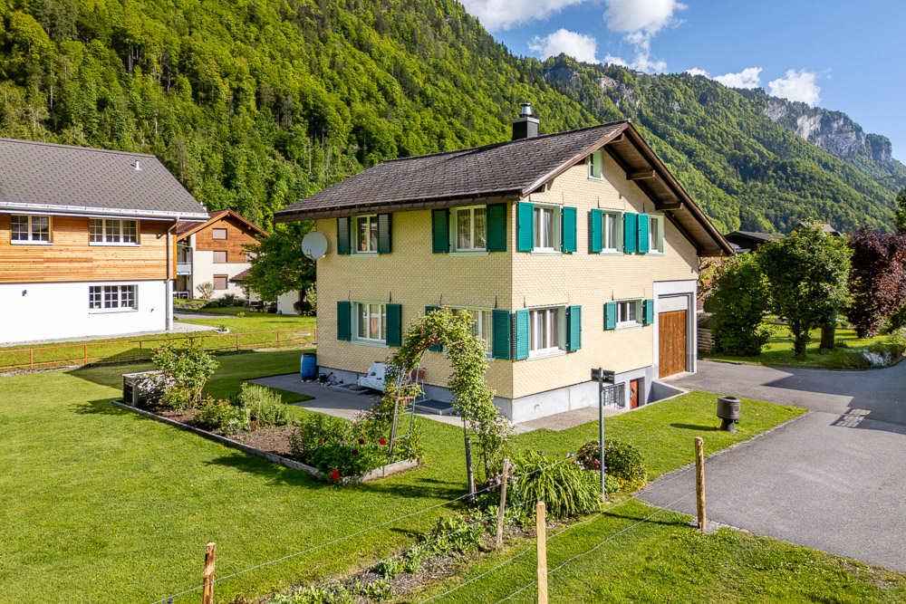 Wohnhaus mit Bergkulisse und Garten