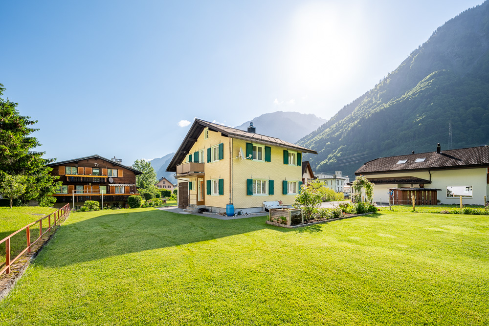 Alpenländisches Wohnhaus mit großem Garten