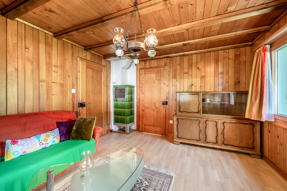 Holzvertäfeltes Wohnzimmer mit Retro-Möbeln