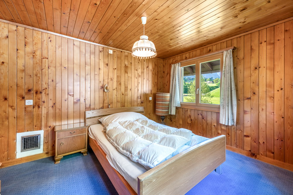 Holzvertäfeltes Schlafzimmer mit Ausblick