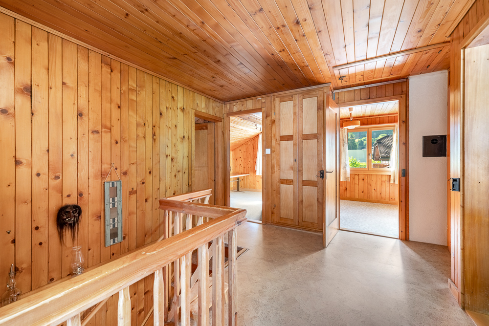 Holzverkleideter Flur mit Treppe