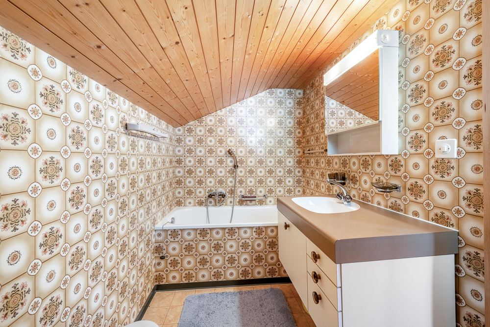 Kleines Retro-Badezimmer mit Holzdecke