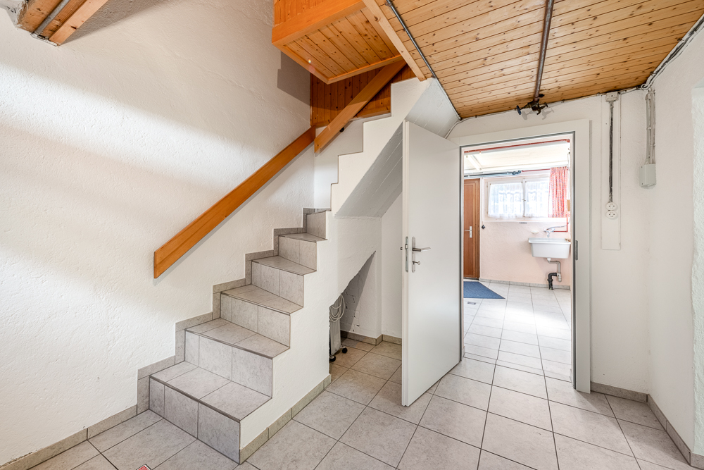 Treppenhaus mit sichtbarem Badzugang