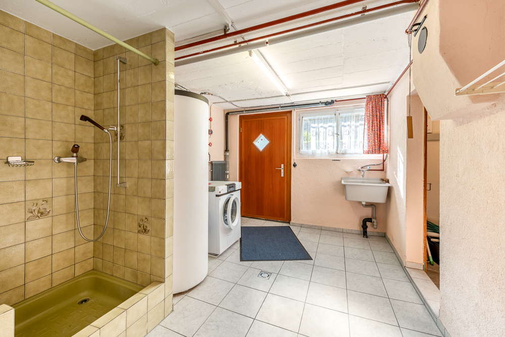 Kellerbad mit Dusche und Hauswirtschaftsbereich