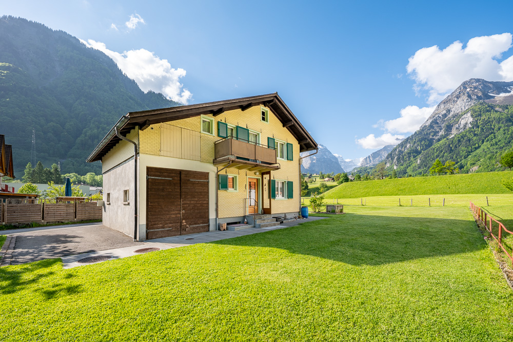 Alpenhaus mit Garten und Bergblick