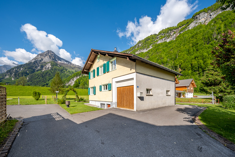 Alpenhaus mit Bergkulisse