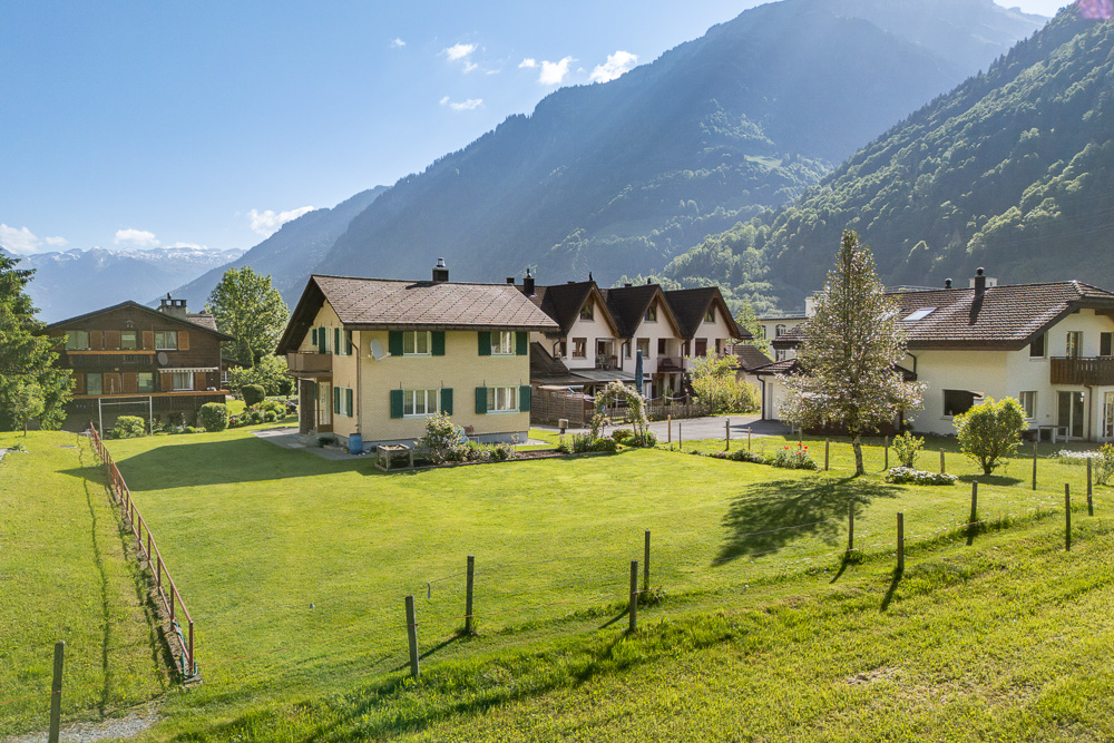 Alpine Wohnsiedlung mit Bergblick