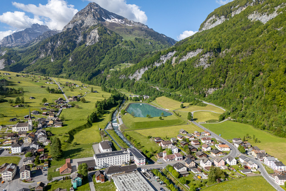 Luftaufnahme eines Alpenorts im Tal