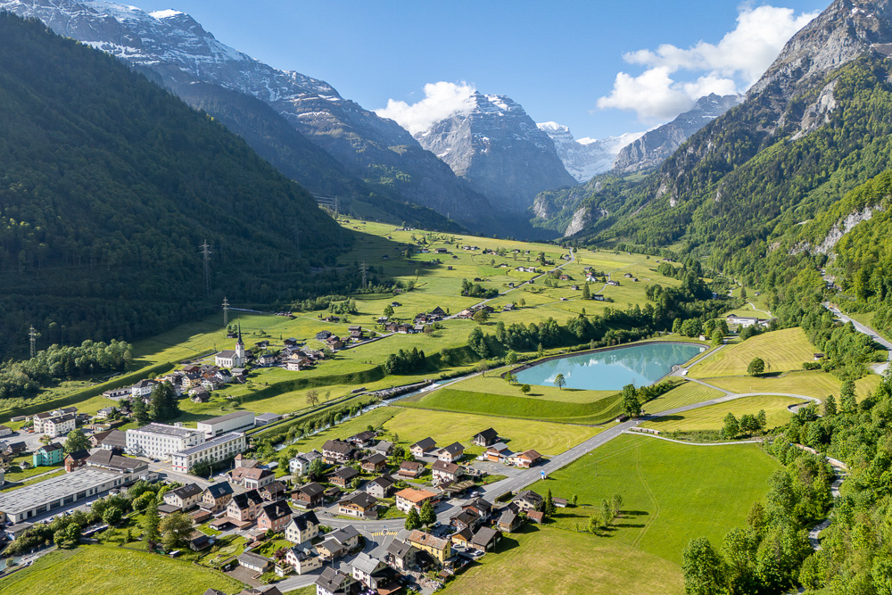 Alpenlandschaft mit Talort und Bergpanorama